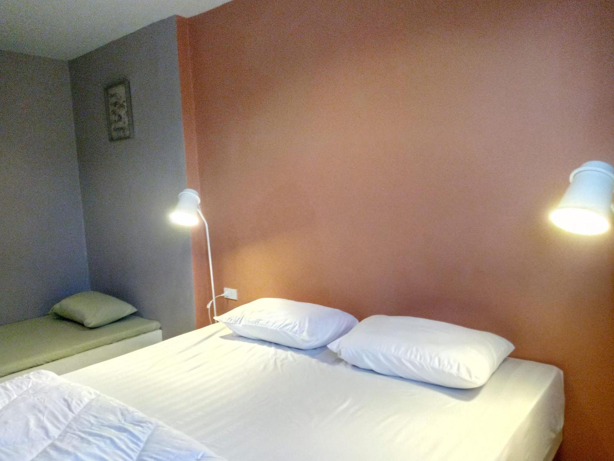 In Phuket House Hotell Exteriör bild